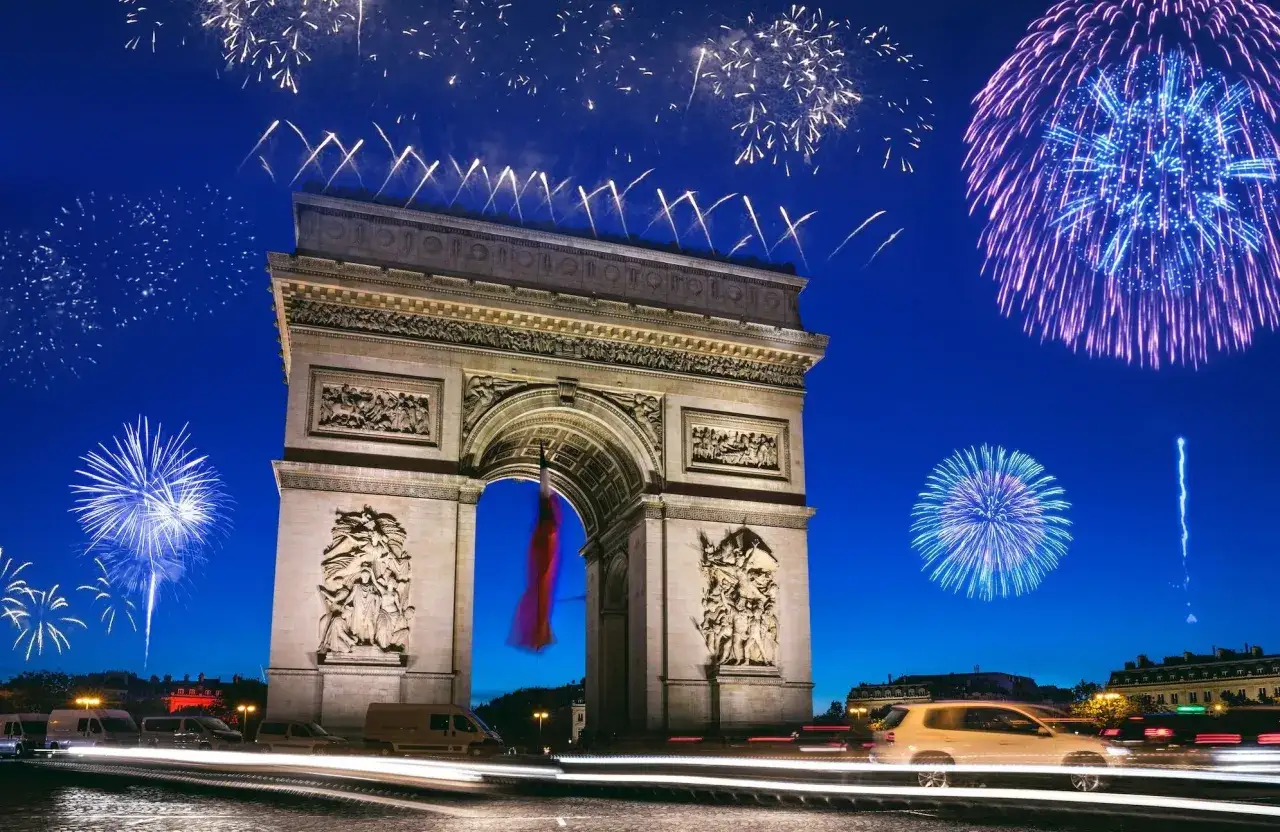 Feux d'artifice &eacute;clatants illuminent le ciel nocturne au-dessus de l'Arc de Triomphe, c&eacute;l&eacute;brant le jour de l'an &agrave; Paris.