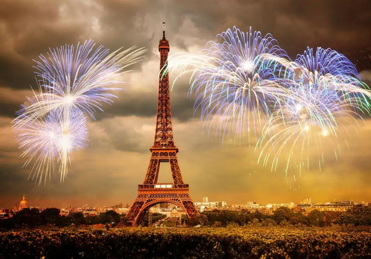 Feux d'artifice éclatants au-dessus de la Tour Eiffel, un restaurant ouvert pour le 31 décembre promet une soirée mémorable.