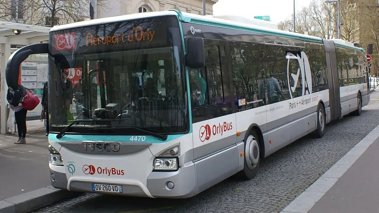 Navette OrlyBus à Paris, prête à emmener les voyageurs vers l'aéroport.