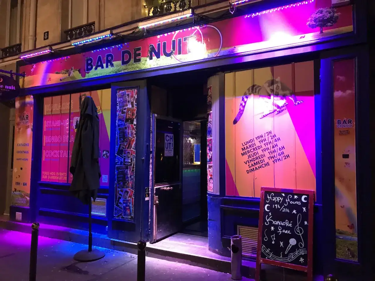 Bar gay paris illumin&eacute; de n&eacute;ons roses et bleus, proposant karaok&eacute;, stand-up et cocktails. Ouvert tard.