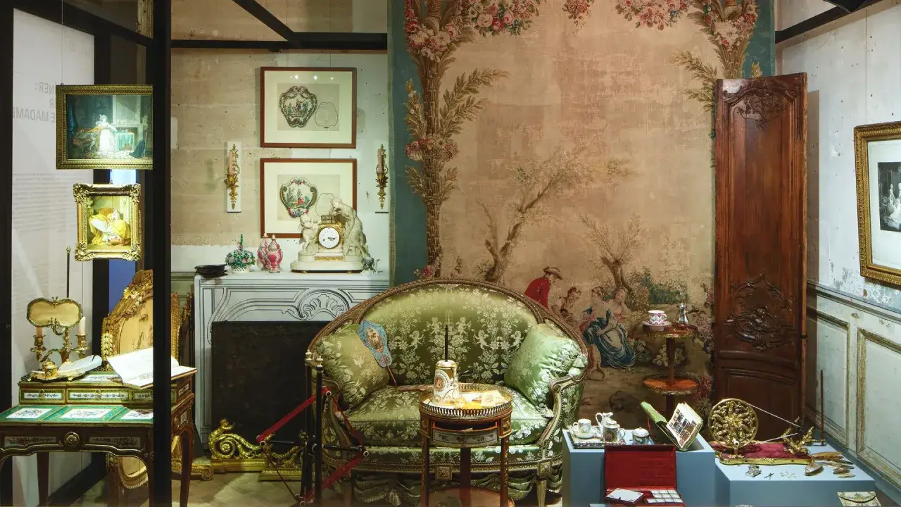 Salon du mus&eacute;e Nissim de Camondo : canap&eacute; vert, tapisserie champ&ecirc;tre, meubles d'&eacute;poque et objets d'art.