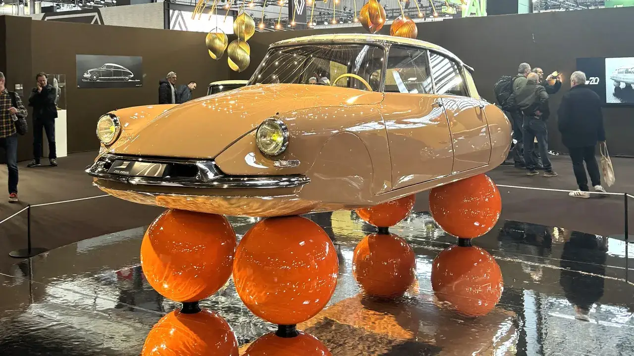 Citroën DS 1955 sur des sphères oranges, une œuvre d'art futuriste pour Retromobile 2026.