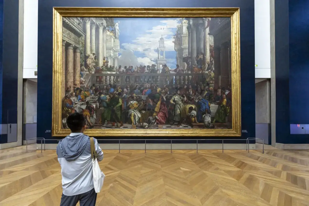 Un visiteur admire 