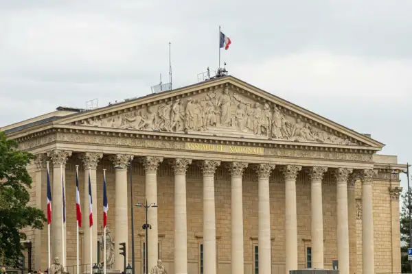 Le **Palais Bourbon**, siège de l'Assemblée Nationale, se dresse majestueusement avec ses colonnes imposantes et son fronton sculpté.