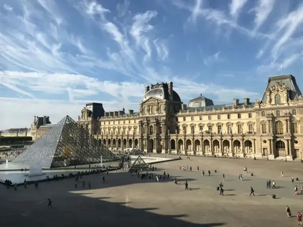 La pyramide du Louvre, avec son architecture moderne contrastant avec le palais historique. Idéal pour une visite, vérifiez le musée histoire naturelle paris tarif.