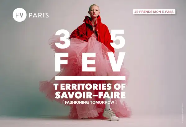 Mannequin en robe rose et veste rouge pour l'exposition PV Paris, 3-5 FEV. "Territories of Savoir-Faire".
