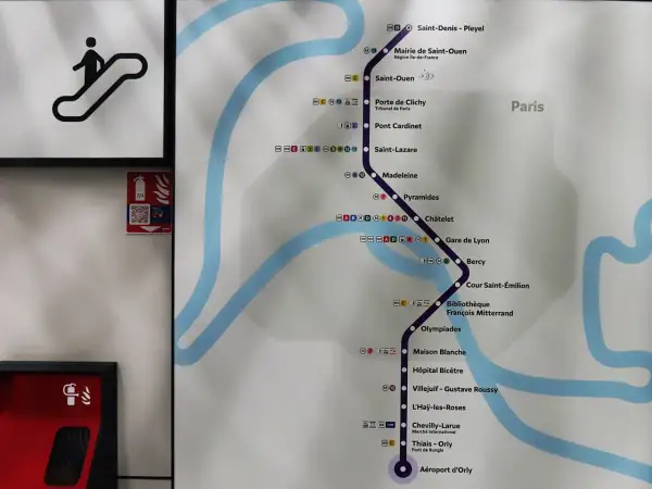 Plan du métro parisien montrant la ligne 7 allant de La Courneuve à Villejuif - Louis Aragon, avec une extension vers l'aéroport d'Orly.