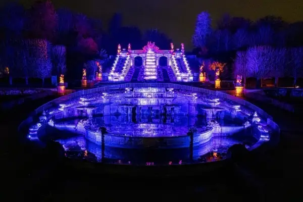 Un spectacle féerique de fontaines et d'escaliers illuminés de bleu et de violet, une véritable **lumière en Seine** nocturne.
