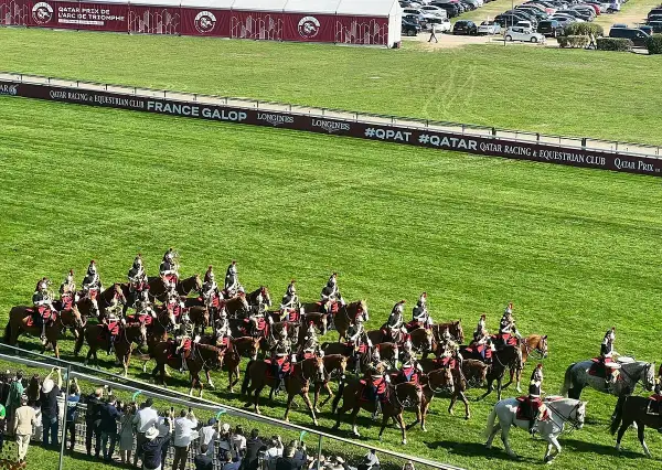 Cavalcade en tenue d'apparat sur l'hippodrome de Longchamp, Paris, avant le Qatar Prix de l'Arc de Triomphe.