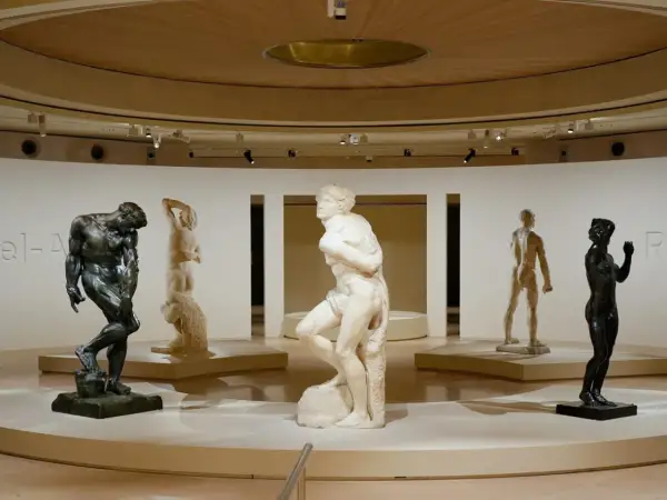 Sculptures d'hommes dans une galerie d'art, une belle expo du moment.