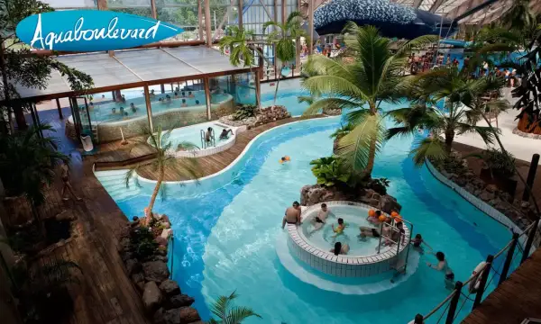 Ambiance tropicale à Aquaboulevard, avec ses piscines, jacuzzis et palmiers. Un lieu idéal pour profiter de l'eau, un vrai prix pour le plaisir.