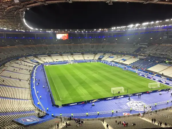 Vue aérienne du Stade de France avant un match. Le terrain de football est prêt, les tribunes sont vides. Idéal pour savoir que faire autour du Stade de France.