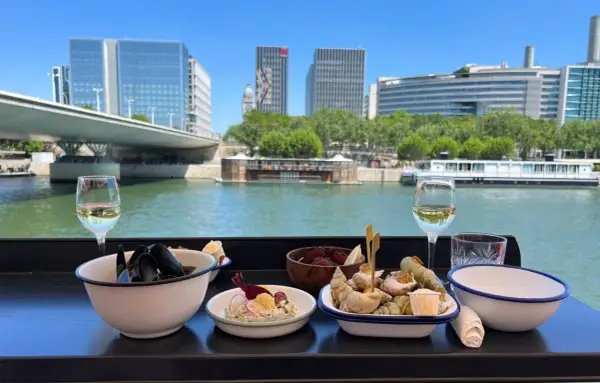 Dégustation de fruits de mer et vin blanc avec vue sur la Seine. L'endroit parfait pour les best moules frites Paris.