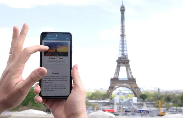 Planifier que faire à Paris en février avec une application de voyage. L'application propose un itinéraire pour 1 jour sans musée et à petit budget.