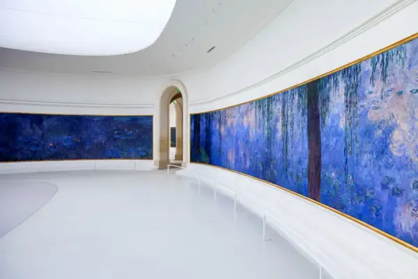Immersion dans les Nymphéas de Monet au musée de l'Orangerie, un havre de paix à deux pas du métro.
