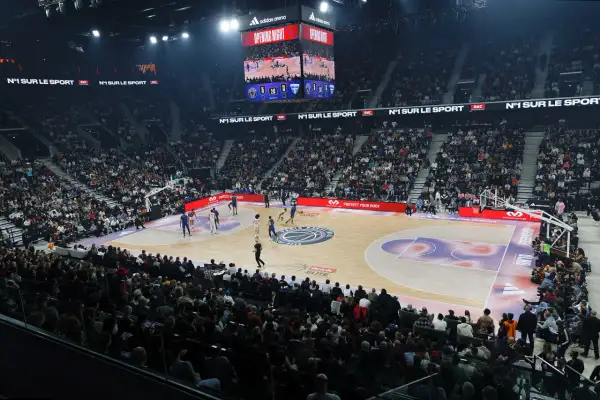 Match de basket à l'adidas arena Paris, une foule nombreuse assiste à l'événement.