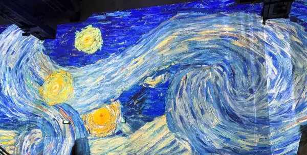 Projection de "La Nuit étoilée" de Van Gogh, une immersion dans l'exposition.