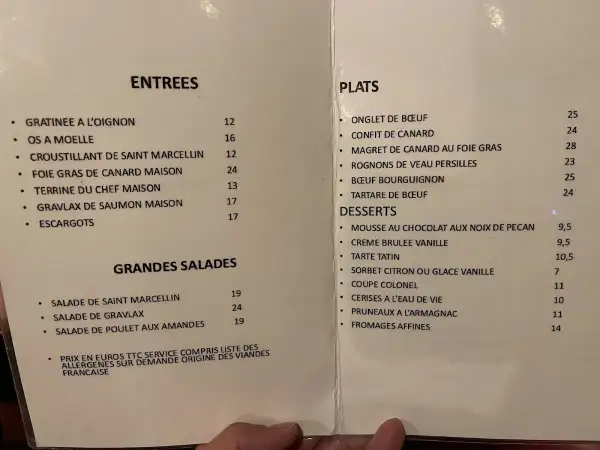 Menu du restaurant avec des plats comme le confit de canard et le bœuf bourguignon. Un vrai virage parisien pour les gourmands.