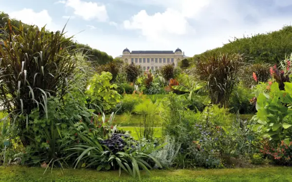 Jardin luxuriant devant le musée d'histoire naturelle de Paris, accessible en métro.