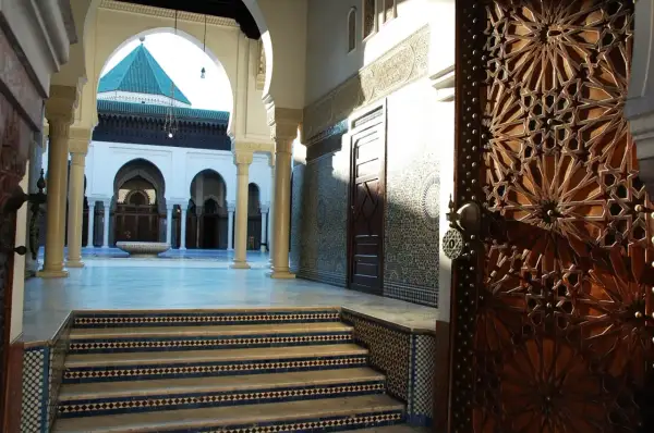 Magnifique porte sculptée menant à la cour intérieure de la Grande Mosquée de Paris. Le hammam est un lieu de sérénité.